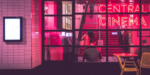 古装权谋剧《风起洛阳》官方海报，主演身着华服立于宫廷之中