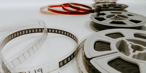 历史剧《天下长河》海报，黄河治理场景与朝堂纷争画面交织